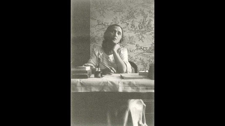 Raïssa en su escritorio. Foto © Bnu Bibliothèque nationale et universitaire - Estrasburgo