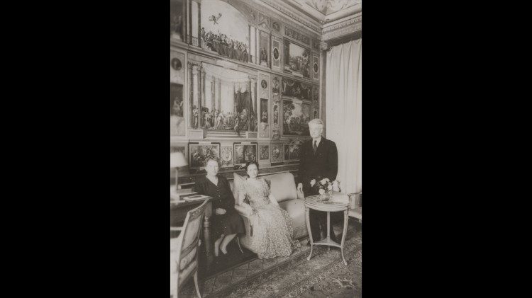 Jacques Maritain con su esposa Raïssa (en el centro) y su cuñada Vera Oumançoff en el Palazzo Taverna, entonces sede de la Embajada de Francia ante la Santa Sede, en 1946. Foto © Bnu Bibliothèque nationale et universitaire - Estrasburgo