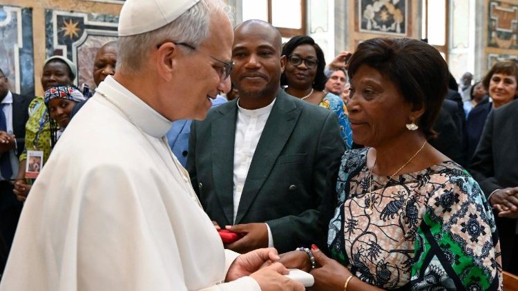 El Papa saluda a la madre del nuevo beato Floribert Bwana Chui, durante la audiencia a los peregrinos de la República Democrática del Congo que han acudido a Roma para la beatificación.