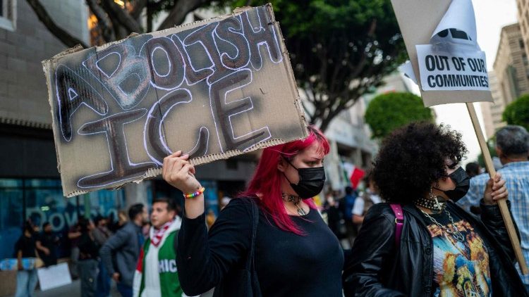 Protestas contra medidas del gobierno contra los migrantes