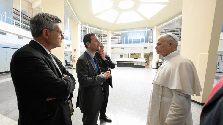 León XIV en el Centro de Santa María de Galeria, a la izquierda el prefecto del Dicasterio para la Comunicación Paolo Ruffini (@Vatican Media)