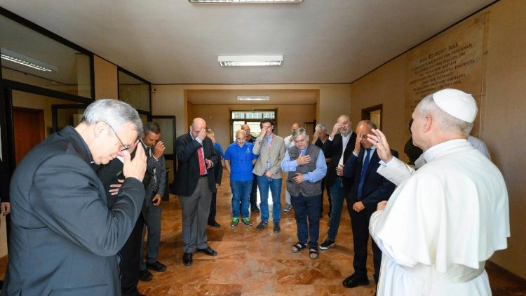 León XIV bendice el Centro transmisor (@Vatican Media)