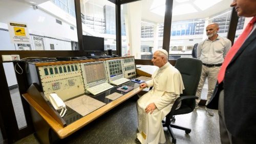 León XIV visita el Centro de onda corta de Radio Vaticano