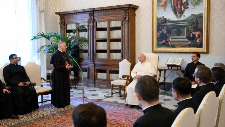 Un momento del encuentro del Papa con los sacerdotes de la Pontificia Academia Eclesiástica