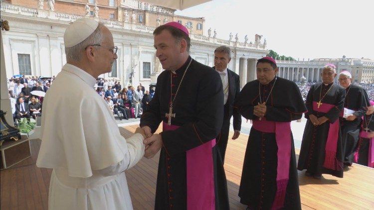  León XIV con el obispo de Járkov-Zaporiyia de los Latinos, Pavlo Honcharuk