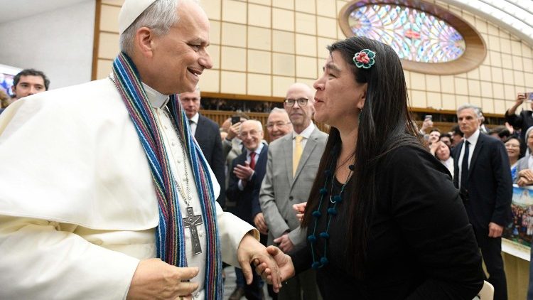 El Papa León XIV saluda a la periodista Paola Ugaz en el encuentro con los comunicadores en el Aula Paolo VI el 12 de mayo de 2025 