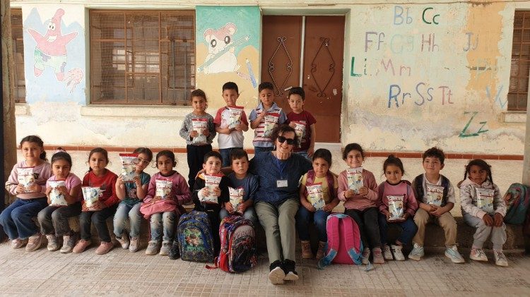 Homs (Siria), distribución de leche para un centenar de niños, de 1 a 4 años, en la guardería Sadad