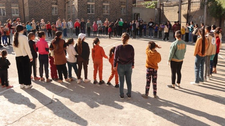 Monasterio del Salvador, (en casa de los jesuitas de Homs), animación para niños abandonados (unos 70 niños con 30 animadores)