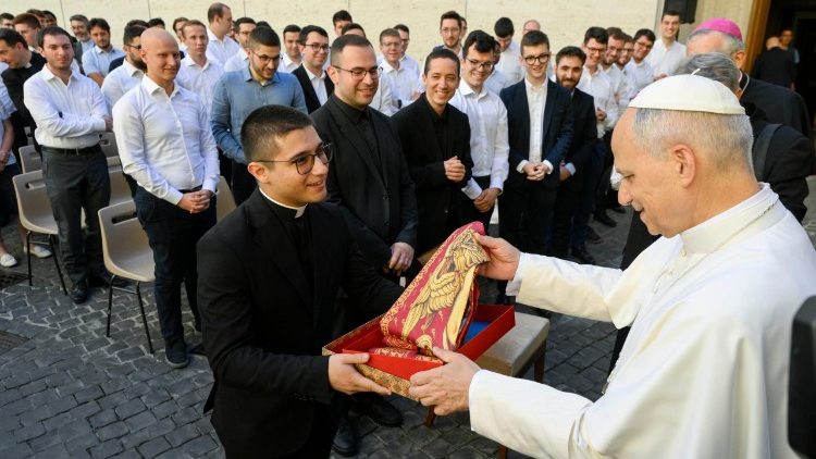 Los seminaristas le hacen entrega de un don al Papa