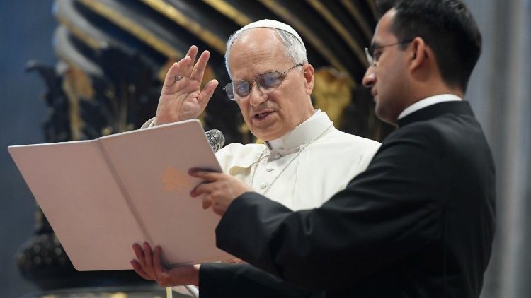 El Romano Pontífice imparte la Bendición Apostólica a los participantes en el Jubileo de los seminaristas.