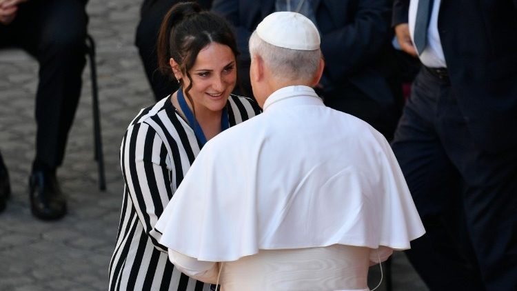El Papa saluda a Paola
