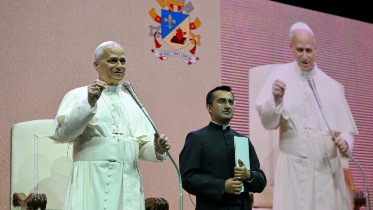 El Papa León saluda y bendice a los sacerdotes de todo el mundo 
