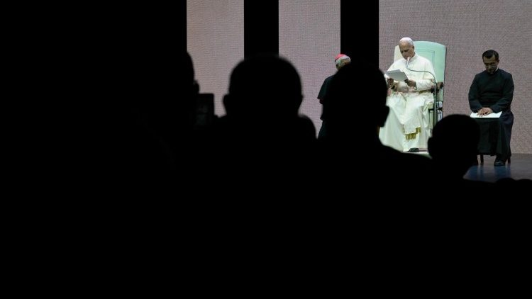 El Papa en el escenario del Auditorium Conciliazione 