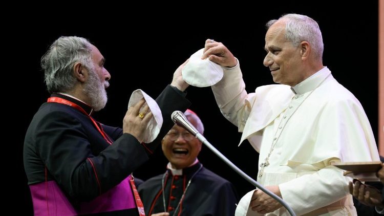 Un sacerdote español le regala un solideo blanco al Papa