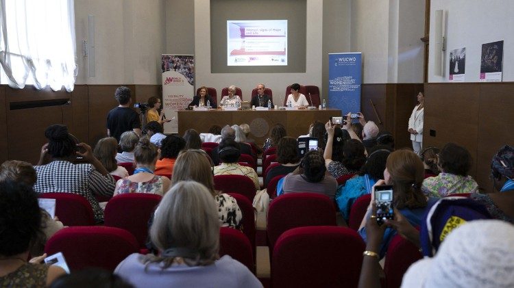 Seminario "Mujeres, signos de esperanza y de vida"