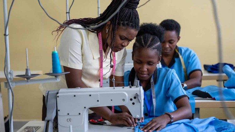 Las Hermanas de María han iniciado la formación profesional en Kiluvya para las jóvenes que abandonan la escuela por diversos motivos