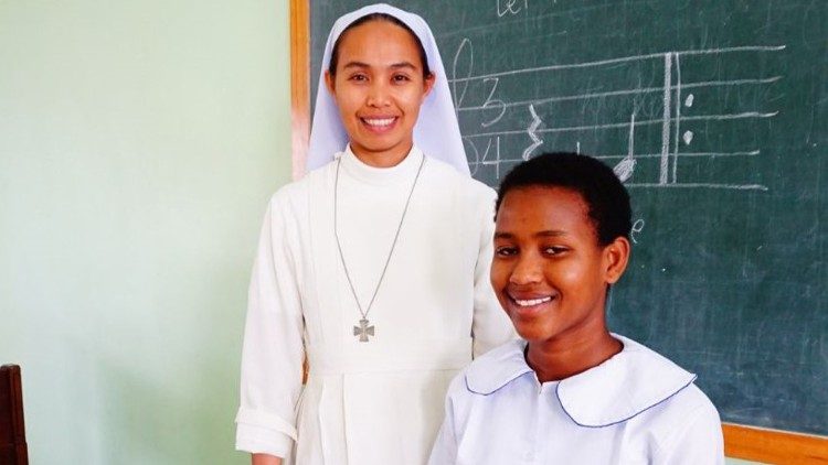  Las hermanas de María también proporcionan otras competencias para el futuro empleo, incluida la enseñanza de habilidades musicales en la Kisarawe Girls School.