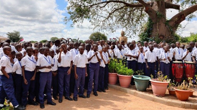 Los niños reciben una educación gratuita en la ciudad de Dodoma Boys