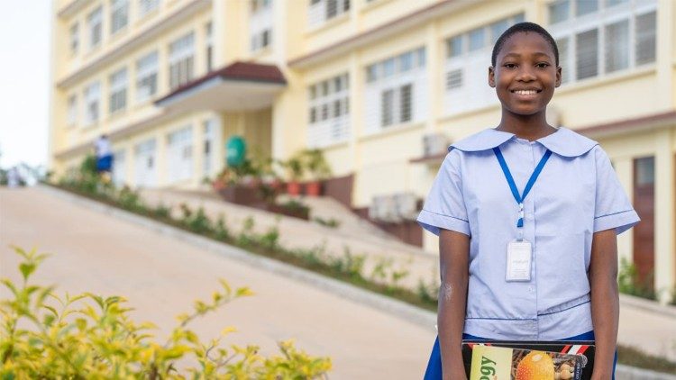  Una estudiante muestra sus libros de la St. Mary School en la ciudad de Kisarawe Girls