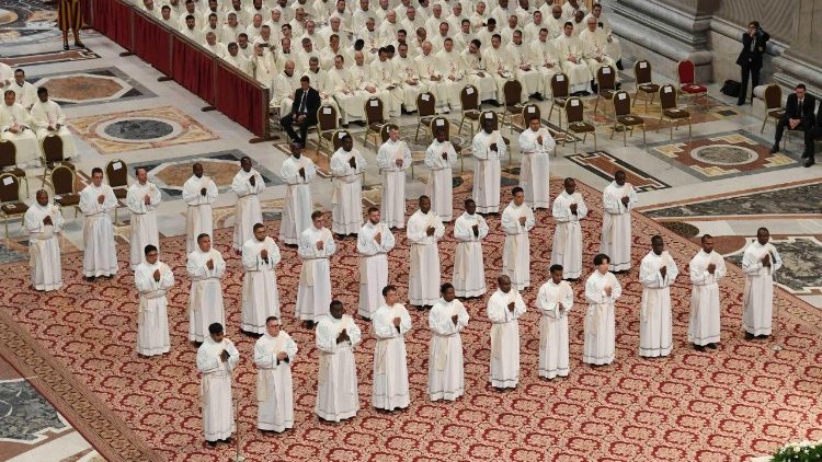 Los 32 sacerdotes ordenados por el Papa