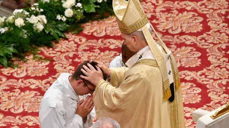 El Papa impone sus manos sobre la cabeza de un ordenando