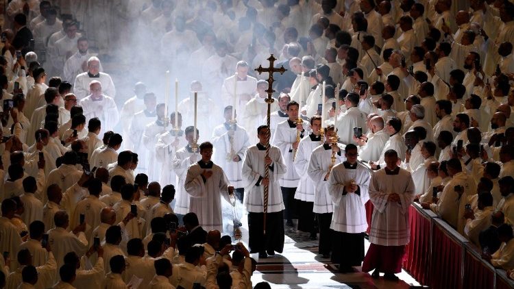 El ingreso de los celebrantes en la Basílica Vaticana