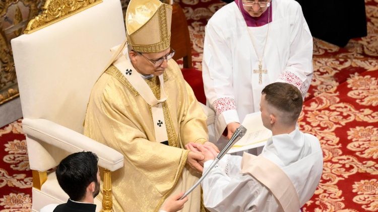 Un momento de la liturgia con ordenaciones sacerdotales