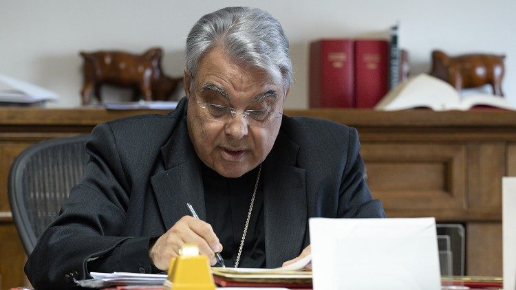 El prefecto del Dicasterio, el cardenal Marcello Semeraro, en su despacho (Vatican Media)
