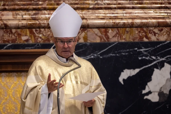Mons. Francisco Cerro Chaves celebró la Eucaristía en el Altar de la Cátedra. Crédito: Daniel Ibañez/ EWTN News