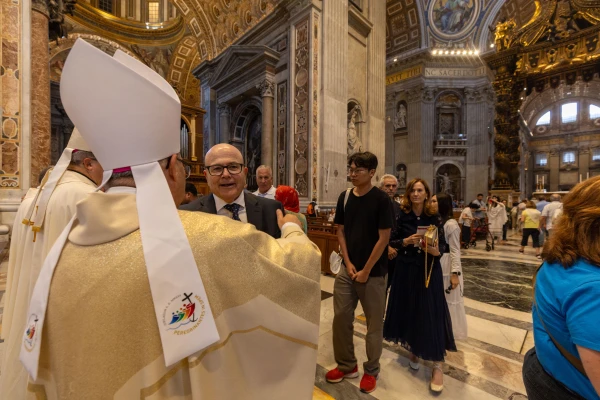 En la celebración participaron también varios representantes de la Curia romana como el laico extremeño, Massimino Caballero Ledo, Prefecto de la Secretaría para la Economía. Crédito: Daniel Ibañez/EWTN News