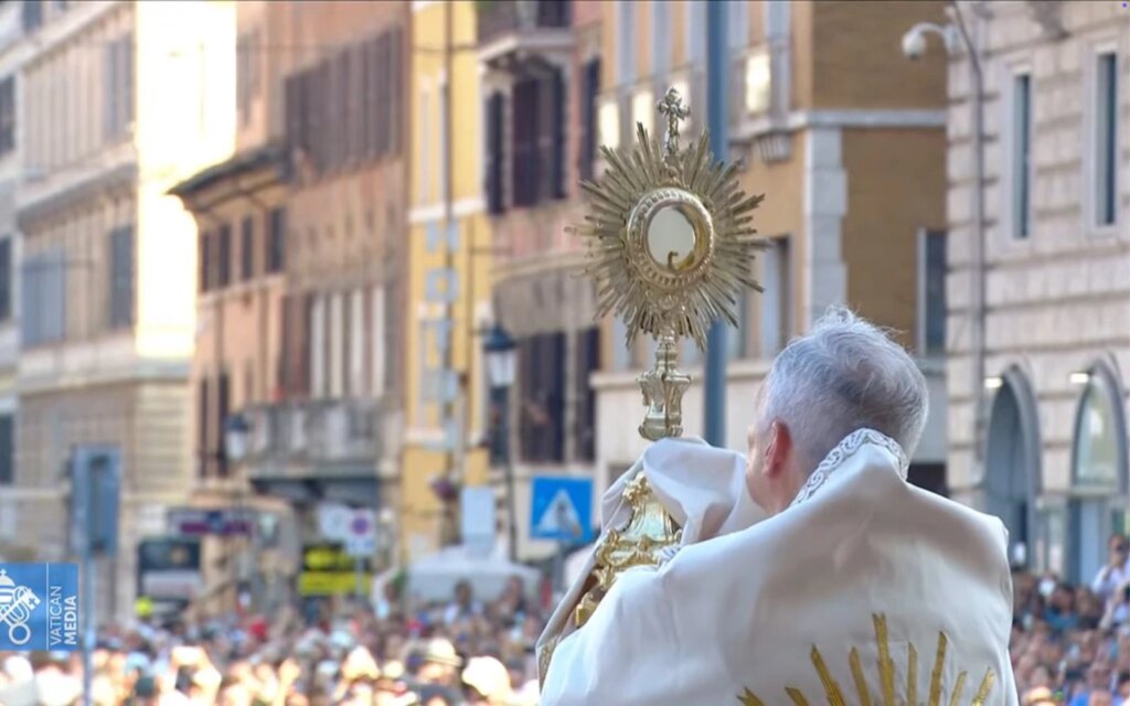 Papa León XIV presidió a pie su primera procesión del Corpus Christi como Obispo de Roma
