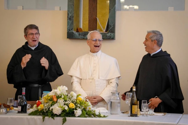 Divertido instante captado durante el almuerzo del Papa León XIV con los agustinos en el cumpleaños del P. Alejandro Moral, a su derecha. Crédito: Fundación Agustiniana en el mundo/ osafund.org