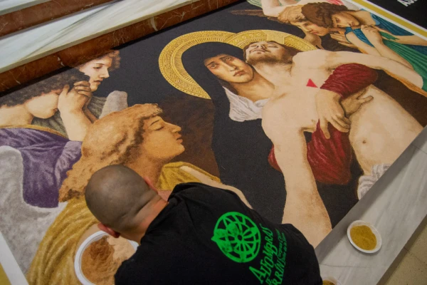 Diseño frente al altar de la iglesia en 2024. Crédito: Asociación Alfombras de Serrín, Elche de la Sierra
