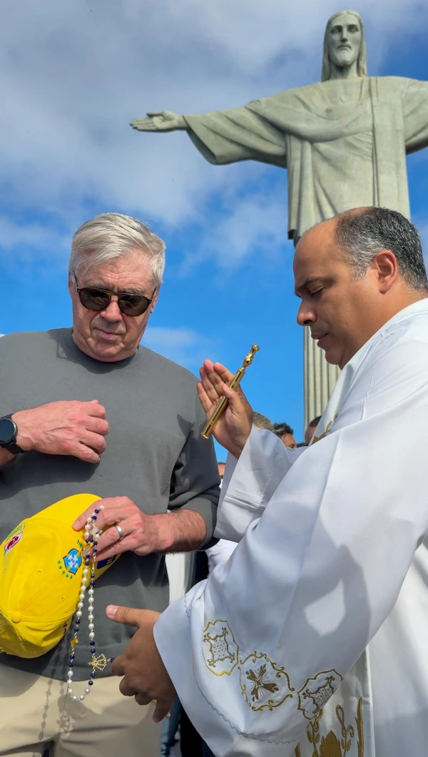 Carlo Ancelotti recibe la bendición del P. Raposo a los pies del Cristo Redentor de Río. Crédito: Santuario del Cristo Redentor.