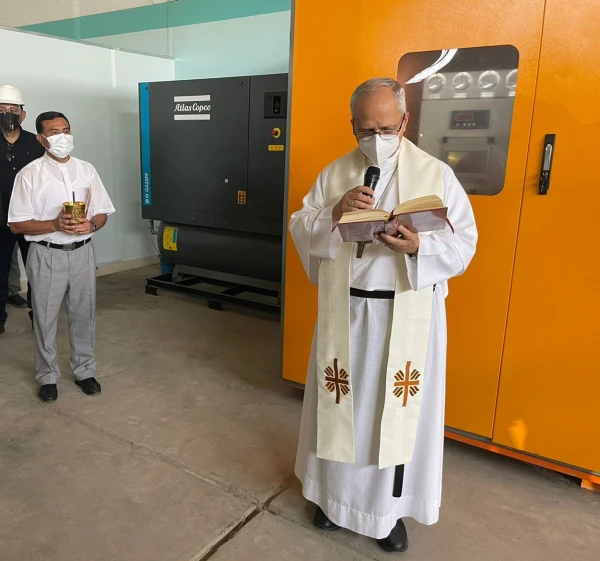 Mons. Prevost bendiciendo planta generadora de oxígeno para la Diócesis de Chiclayo, año 2021. Crédito: Cáritas de Chiclayo