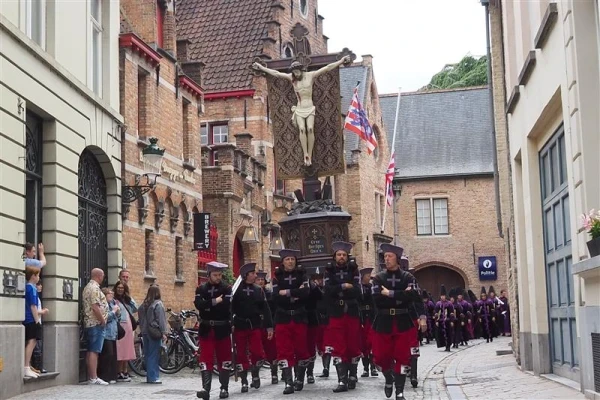 La escena del Gólgota se presenta a través de una cruz de la ciudad de Damme, donde creció el cardenal Mathieu, venerada como milagrosa. Crédito: Thomas P. Reiter