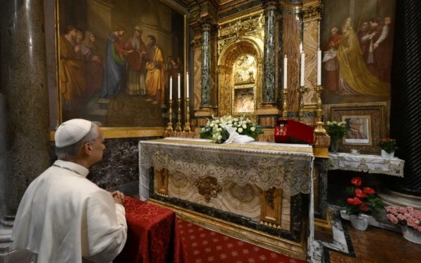 El Papa León XIV reza ante el famoso icono del Santuario de la Madre del Buen Consejo en Genazzano, Italia, el sábado 10 de mayo de 2025. Crédito: Vatican Media.