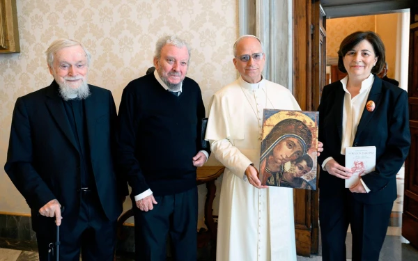 Los miembros el Equipo Internacional del Camino Neocatecumenal, Kiko Argüello, P. Mario Pezzi y María Ascensión Romero, junto al Papa León XIV. Crédito: Vatican Media.
