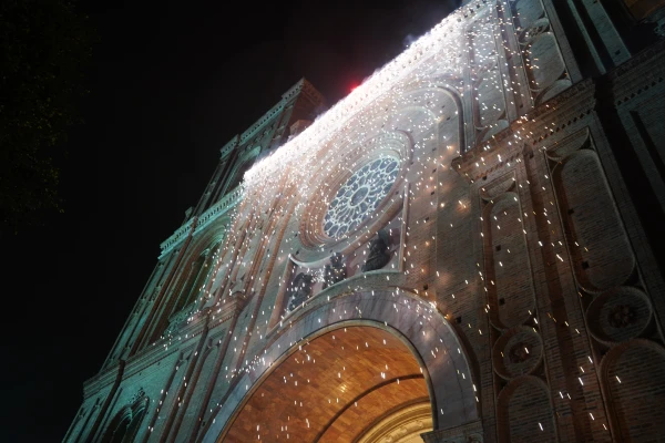 Cascada de luces en la fachada de la Catedral de la Inmaculada Concepción de Cuenca. Crédito: Mario Calle / Radio Católica Cuenca