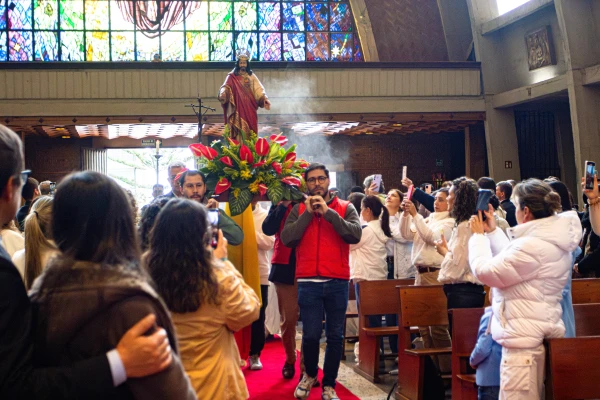 La imagen del Sagrado Corazón Peregrino es llevado en procesión antes de comenzar la Misa de consagración. Crédito: Eduardo Berdejo / ACI Prensa.