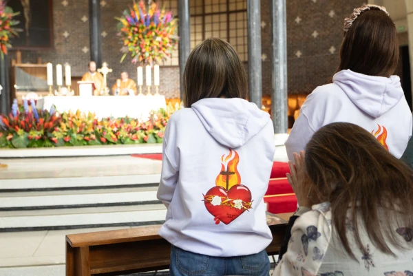 Los jóvenes también se hicieron presente con vestimentas alusivas al Sagrado Corazón de Jesús. Crédito: Eduardo Berdejo / ACI Prensa.