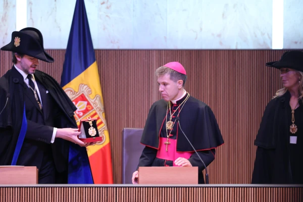El Copríncipe episcopal de Andorra recibe la insignia institucional. Crédito: Obispado de Urgell.