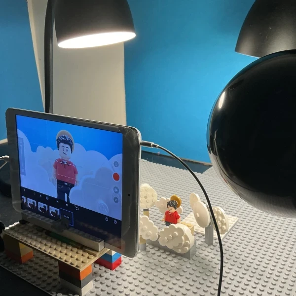 Los hermanos Flynn, de Kilcornan, en el condado de Limerick, Irlanda, llevan haciendo películas de Lego desde 2015, cuando consiguieron un iPad mini. Crédito: Foto cortesía de la familia Flynn.