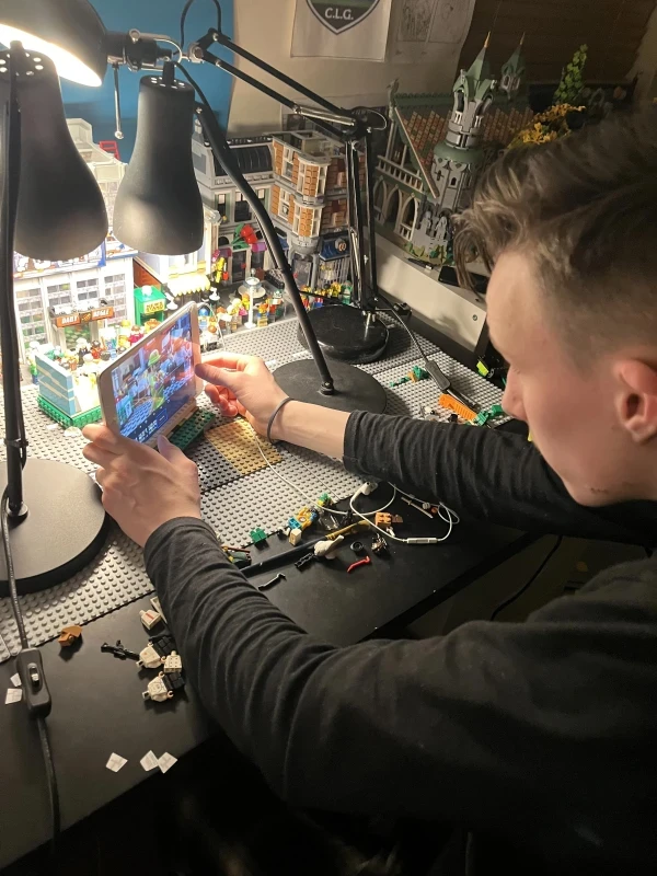 El trabajo del hermano menor, Iosaf, es construir los sets y narrar, mientras que Louis y Oliver planifican, animan y filman. Crédito: Foto cortesía de la familia Flynn.