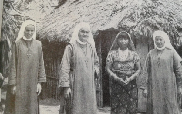 Misioneras con habitantes del Darién. Crédito: Vicariato Apostólico de Darién