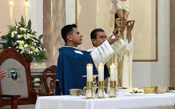 Ordenación diaconal de Pablo Aarón junto a Mons. Víctor Melchor Quintana Quezada. Crédito: Diócesis de Nuevo Casas Grandes