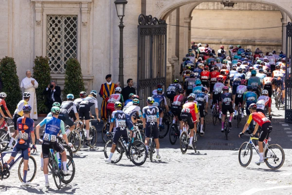 Los ciclistas en el Vaticano. Crédito: Daniel Ibañez/EWTN News