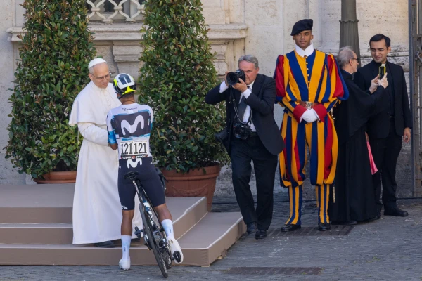 El Papa León XIV estrecha la mano de uno de los ciclistas. Crédito: Daniel Ibañez/EWTN News