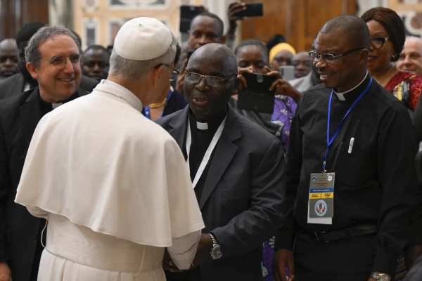 El Papa saluda a los obispos de la República Democrática del Congo. Crédito: Vatican Media