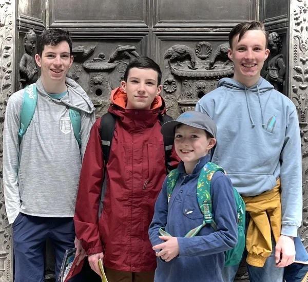 Los hermanos Flynn —de 18, 16, 14 y 10 años— de Irlanda han convertido su admiración por el beato Carlo Acutis en una película de LEGO. Crédito: Foto cortesía de la familia Flynn.